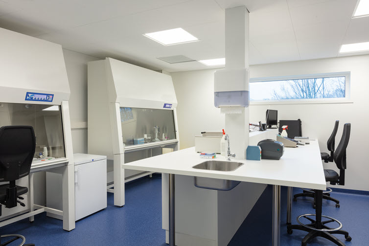 Totaalbeeld van de laboruimte 